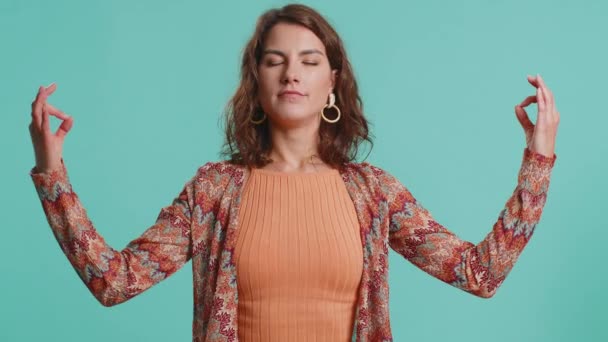 Cálmate Relájate Equilibrio Interior Mujer Joven Respira Profundamente Con Gesto — Vídeo de stock