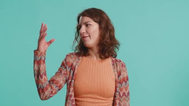 Wanita Kaukasia Muda Menunjukkan Bla Bla Bla Isyarat Omong Kosong — Stok Video