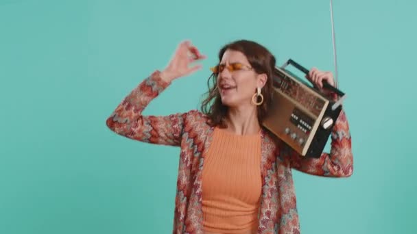 Güneş Gözlüklü Kadın Müzik Dinlemek Için Retro Teyp Kullanıyor Favori — Stok video