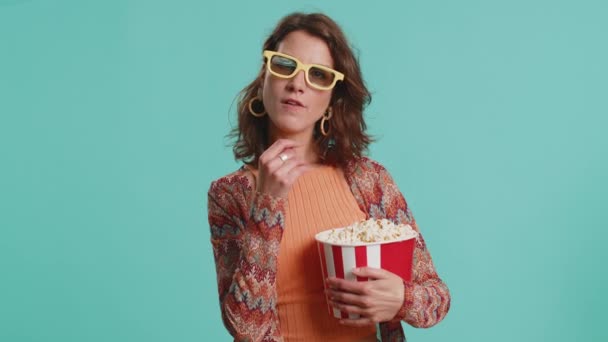 Wanita Muda Yang Bersemangat Dalam Kacamata Makan Popcorn Dan Menonton — Stok Video