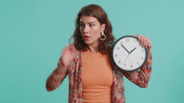 Kvinna Med Ångest Kontrollera Tid Klockan Kör Sent Till Jobbet — Stockvideo