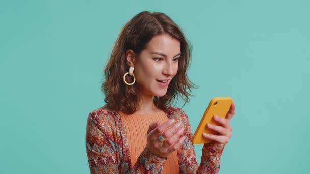 Feliz Animado Alegre Mulher Menina Usar Smartphone Digitação Navegação Gritando — Vídeo de Stock