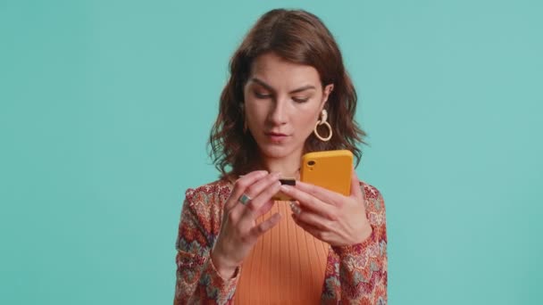 Oprechte Jonge Vrouw Klant Met Behulp Van Creditcard Smartphone Tijdens — Stockvideo
