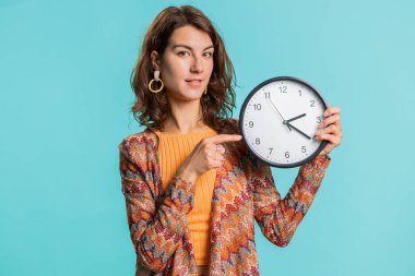 Senin sıran. Genç ve çekici bir kadın ofis saatinde vakit geçiriyor, tamam, başparmağınızı kaldırın, güzel güzel, onaylayın, başlayın, kamerayı işaret ederek başlayın. Esmer kız mavi stüdyo arka planında izole edilmiş, kapalı alanda.