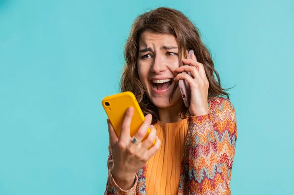 Irriterad Nervös Stressad Ung Kvinna Talar Skriker Två Mobiltelefoner Har — Stockfoto