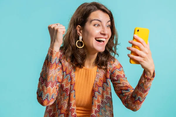 Glad Glad Glad Kvinna Flicka Använda Smartphone Skriva Bläddra Skrika — Stockfoto