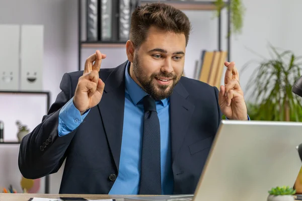 Καυκάσιος Επιχειρηματίας Σταυρώνει Δάχτυλα Κοιτάζοντας Οθόνη Laptop Ζητώντας Καλή Τύχη — Φωτογραφία Αρχείου