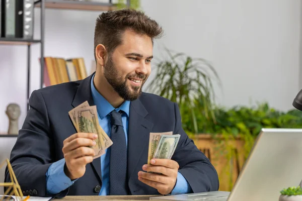 Bogaty Szczęśliwy Biznesmen Pracujący Laptopie Liczący Pieniądze Gotówce Obliczający Zysk — Zdjęcie stockowe