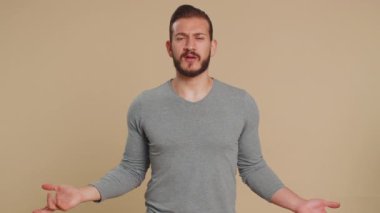 Neden? Öfkeli bir ifadeyle el kaldıran samimi, sinirli Lübnanlı bir adam başarısızlığının nedenini sorar. Bej arka planda kafası karışmış bir Orta Doğulu.