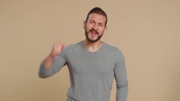 Glücklicher Fröhlicher Libanesischer Mann Schreit Hebt Die Fäuste Geste Ich — Stockvideo