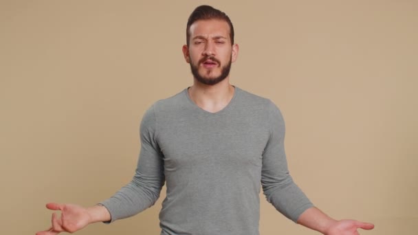 Почему Искренне Раздражённый Ливанский Мужчина Поднимающий Руки Возмущении Спрашивая Причину — стоковое видео