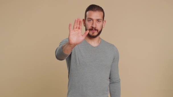 Libanese Man Zegt Hold Palm Gevouwen Gekruiste Handen Stop Gebaar — Stockvideo