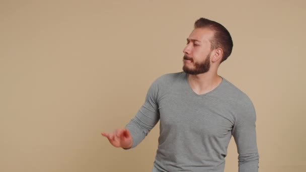 Trendy Vrolijke Libanese Man Die Plezier Heeft Met Dansen Ritme — Stockvideo