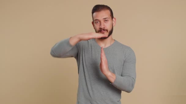 Устал Сильно Расстраиваться Молодой Ливанский Мужчина Показывая Тайм Аут Жест — стоковое видео