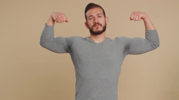 Jag Stark Passar Sportig Libanesisk Man Visar Biceps Och Ser — Stockvideo