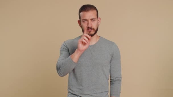Nie Powiem Nikomu Przerażony Libański Młodzieniec Zamykający Usta Ręką Wyglądający — Wideo stockowe