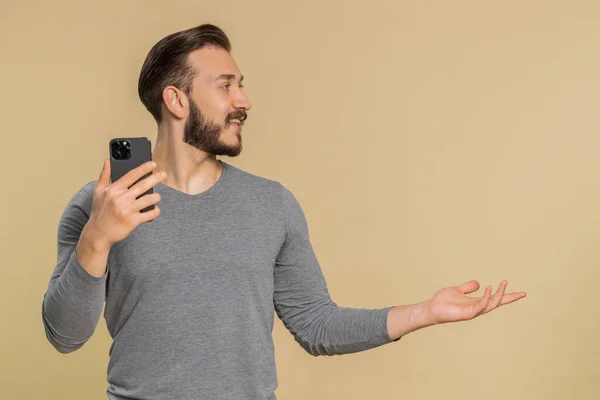 Omul Care Folosește Smartphone Tastând Nouă Postare Web Navigând Căutând — Fotografie, imagine de stoc