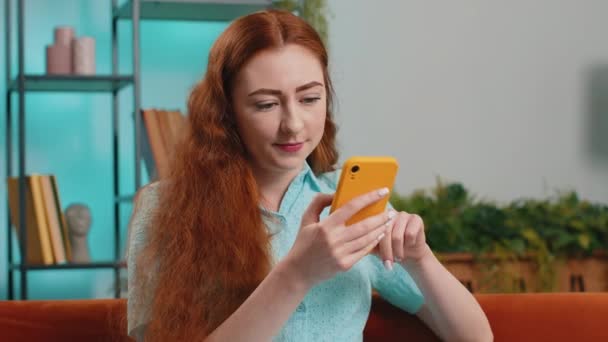 Šťastná Zrzka Žena Použít Mobilní Smartphone Psaní Procházení Říct Wow — Stock video