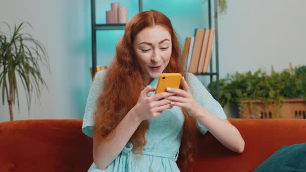 Mujer Joven Feliz Uso Teléfonos Inteligentes Móviles Escribiendo Navegación Decir — Vídeo de stock