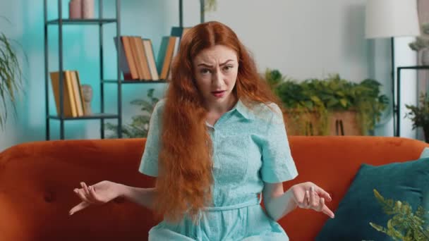Wat Waarom Vrouw Steekt Hand Verontwaardigde Expressie Vraagt Reden Van — Stockvideo
