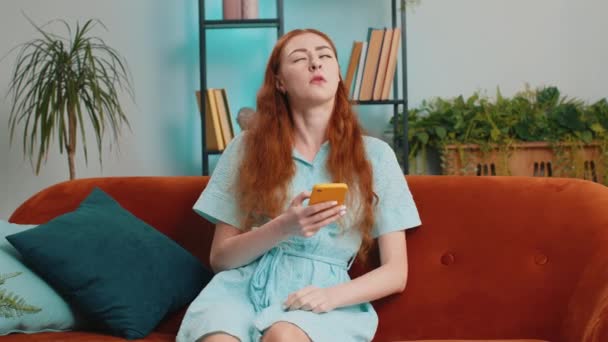 Prace Remontowe Siadów Podrażniona Kobieta Dziewczyna Relaksująca Się Kanapie Pokrywa — Wideo stockowe