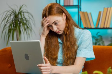 Memnun olmayan bir kadın dizüstü bilgisayar kullanıyor. İnternette arama yapıyor. Ani piyango kazasının kötü haber kaybı bilgisayar virüsüne yol açmasına şaşırıyor. Kızıl saçlı kız evinde, kanepede yatıyor.