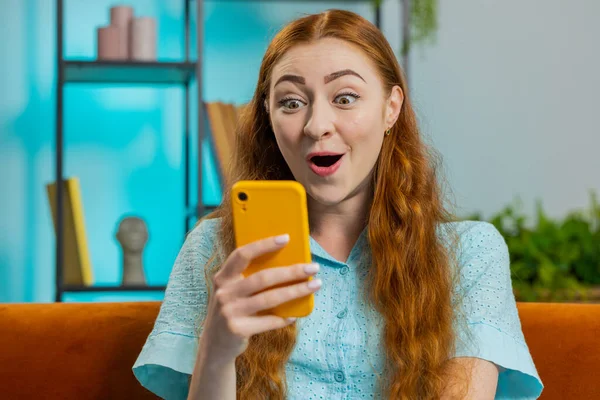 Glad Ung Kvinna Använder Mobiltelefon Skriva Bläddra Säga Wow Fick — Stockfoto