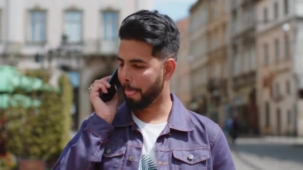 Glücklicher Indischer Mann Telefoniert Unerwartet Gute Nachrichten Klatsch Fuß Der — Stockvideo