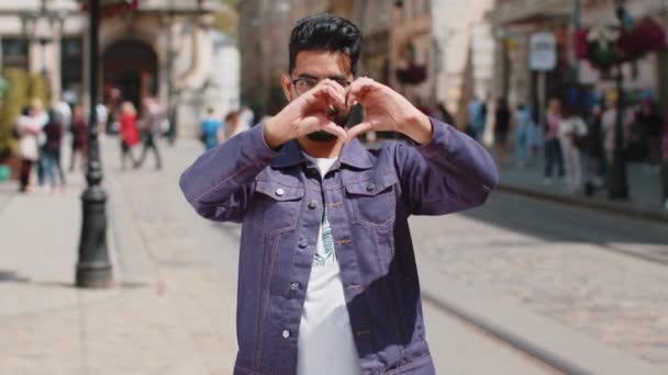 Ben Seni Seviyorum Hintli Adam Aşkın Sembolünü Yapar Kameraya Kalp — Stok video
