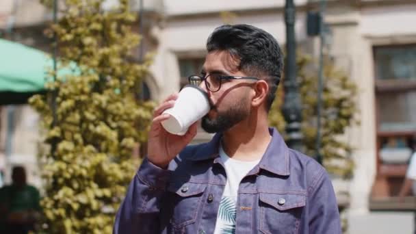 Vreugdevolle Indiaanse Man Geniet Van Morgens Koffie Thee Warme Drank — Stockvideo