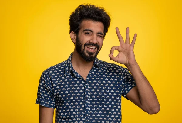 快乐快乐的印度男人穿着衬衫 满意地看着摄像机 表现出赞同的反馈姿态 就像签署积极的东西一样 一个黄种人很英俊人真诚的感情 — 图库照片