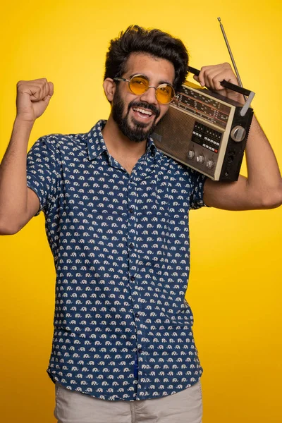 Индийский Человек Использующий Ретро Магнитофон Прослушивания Музыки Диско Танцы Любимого — стоковое фото