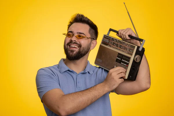 Gelukkig Opgewonden Man Met Behulp Van Retro Tape Platenspeler Muziek — Stockfoto