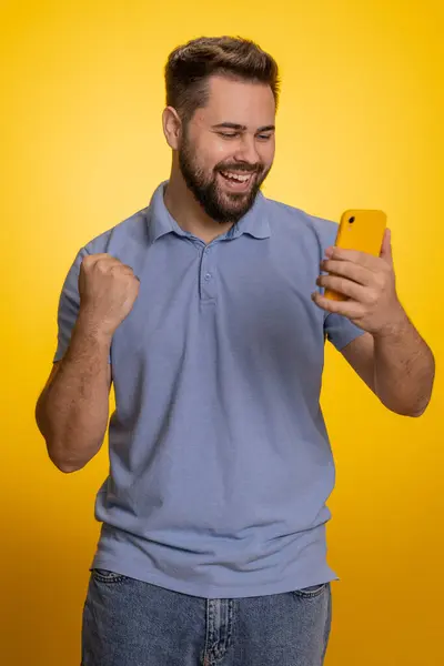 Happy Excited Amazed Joyful Caucasian Man Shirt Use Smartphone Wpisując — Zdjęcie stockowe