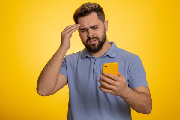 Vit Man Använder Mobiltelefon Skriva Bläddra Förlorar Blir Förvånad Plötsliga — Stockfoto