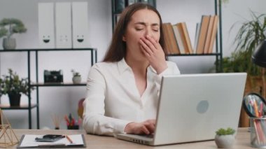 Yetersiz yorgun iş kadını iş yerindeki masasında yüz çıkartmalarıyla dizüstü bilgisayarda uyuyor. Kafkasyalı tembel menajer serbest çalışan kız. İş adamları uyumak için hile yapıyor.