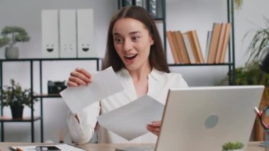 Kafkasyalı iş kadını mektubu okuyarak zarfı açtı. Kariyer büyüme ilerlemesi bankanın kredi onayı, para ödülüne başarılı giriş, uzun zamandır beklenen davet büyük haber piyango oyunu kazanmak