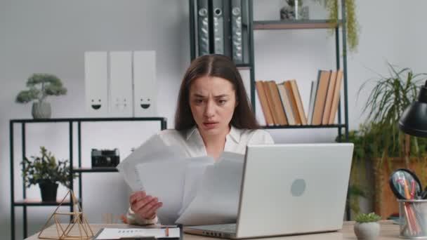Stressad Ung Affärskvinna Arbetar Tittar Obetalda Bankskulder Räkningar Gör Pappersarbete — Stockvideo