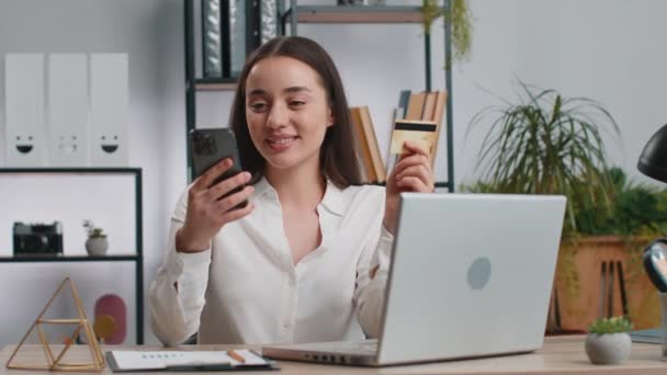 온라인 구매를 카드로 쇼핑을 비즈니스 프로그래머가 노트북을 사용하는 사무실의 책상에서 — 비디오