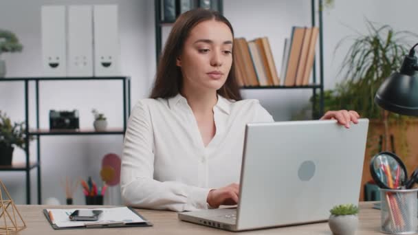Mulher Negócios Caucasiana Trabalhando Computador Portátil Meditando Fazendo Exercício Respiração — Vídeo de Stock