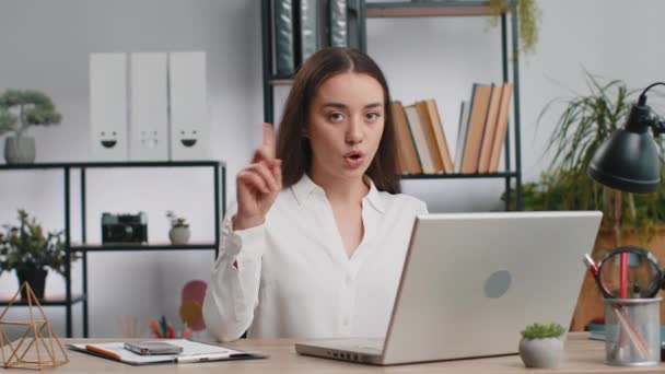Mulher Negócios Jovem Caucasiano Trabalhando Computador Portátil Aperta Dedo Dizendo — Vídeo de Stock