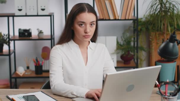Zatrzymaj Się Kaukaska Bizneswoman Pracująca Laptopie Ostrzeżenie Mecie Zakazany Dostęp — Wideo stockowe