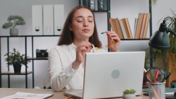 헤드폰을 사무실에서 노트북 컴퓨터를 사용하는 사업가가 활기넘치는 디스코 즐기는 즐거운 — 비디오