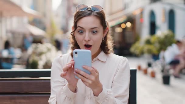 세상에 세상에 놀랍게 여성들은 이기는 축하하는 전화를 사용하고 광고의 온라인 — 비디오