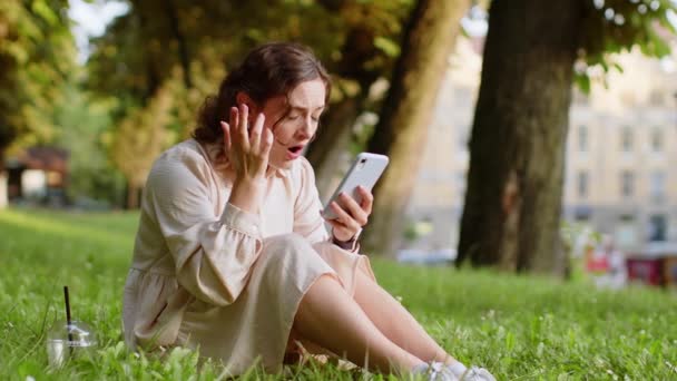Jeune Femme Utiliser Smartphone Dactylographie Navigation Perd Devenir Surpris Résultats — Video