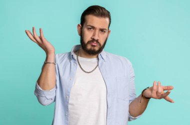 Hiçbir fikrim yok, cevabı bilmiyorum. Şaşırmış, bilgisiz, belirsiz Lübnanlı yakışıklı adam çaresiz bir hareketle el kaldırıyor zor bir soruyla kafası karışmış. Mavi stüdyo geçmişinde bir adamın kafası karışmış.