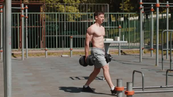 Atlétikai Kaukázusi Félmeztelen Izomagyú Férfi Aki Súlyzós Gyakorlatokat Végez Súlyzókkal — Stock videók