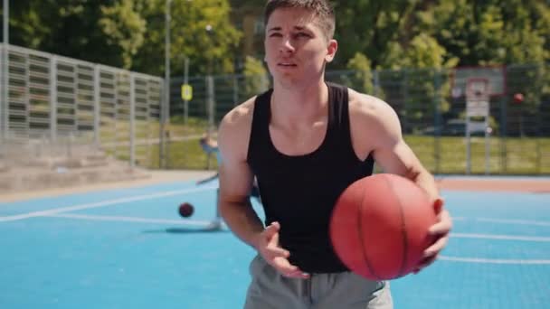 Athletic Caucasian Man Sportswear Playing Basketball Game Successfully Throws Ball — Stock Video