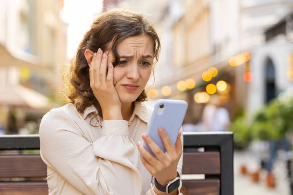 Ung Vacker Kvinna Använder Smartphone Skriva Bläddra Förlorar Blir Förvånad — Stockfoto