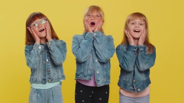 Mijn God Wow Kleine Zusjes Kijken Verrast Naar Camera Met — Stockvideo
